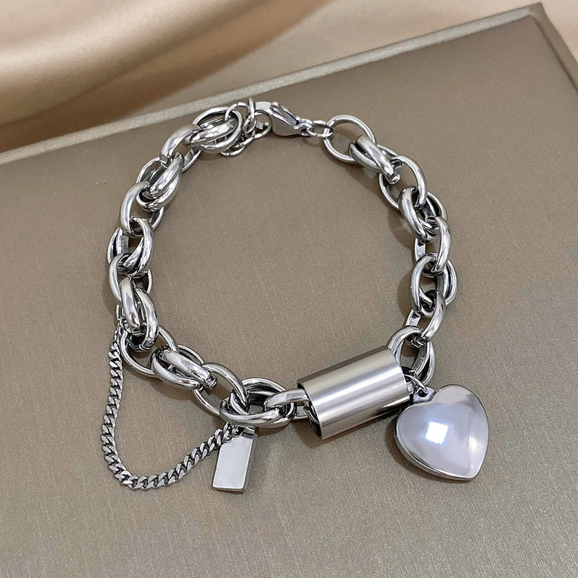 Thick bracelet with hearts