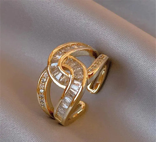 Elegant knot ring